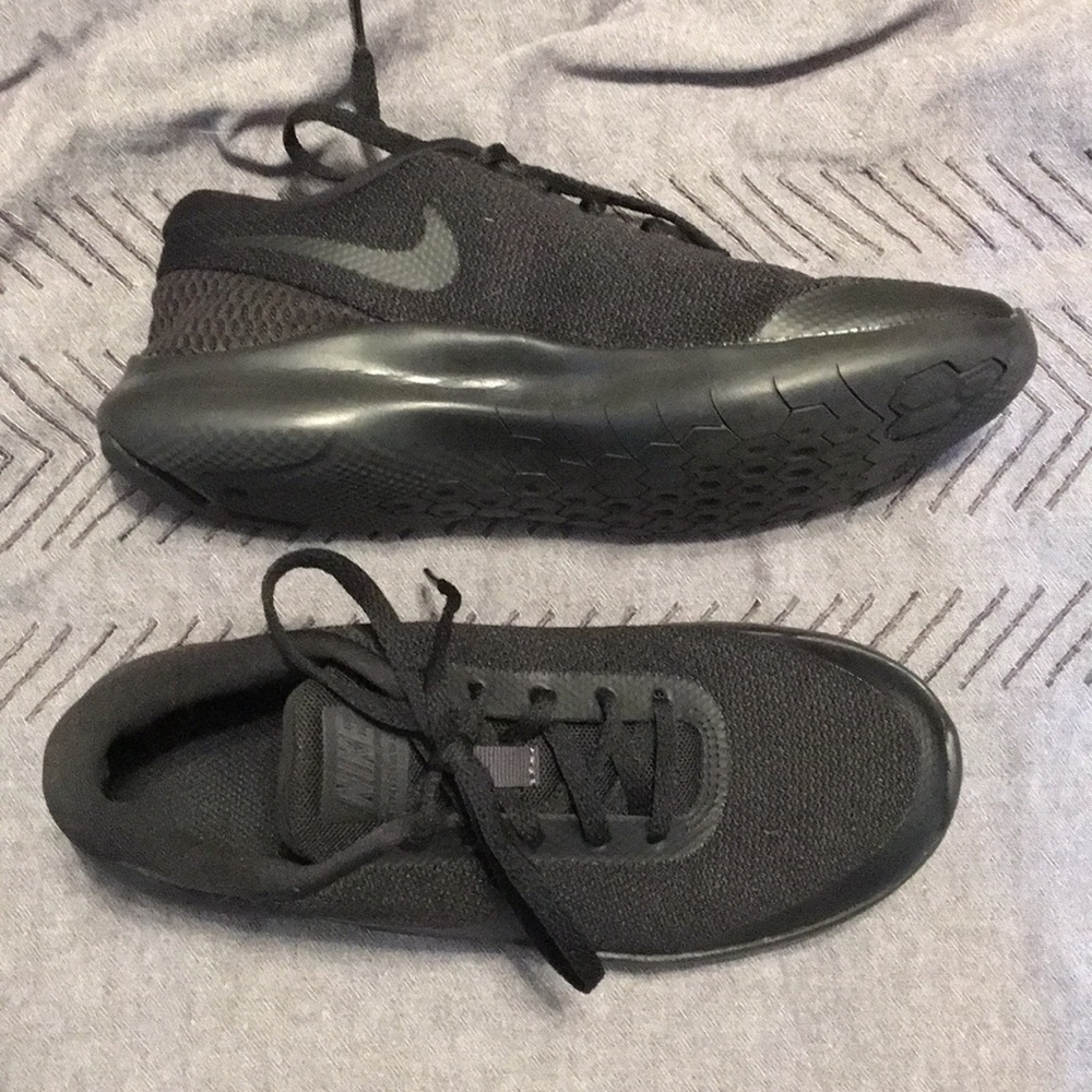 Womens all black Nike flex experience RN 7
